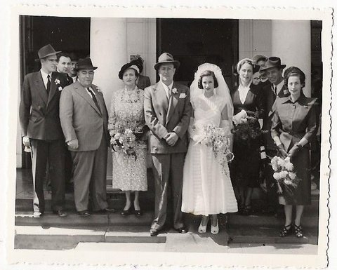 חסר מאפיין alt לתמונה הזו; שם הקובץ הוא Jack-Eva-Furmanovsky-wedding-photo.jpg